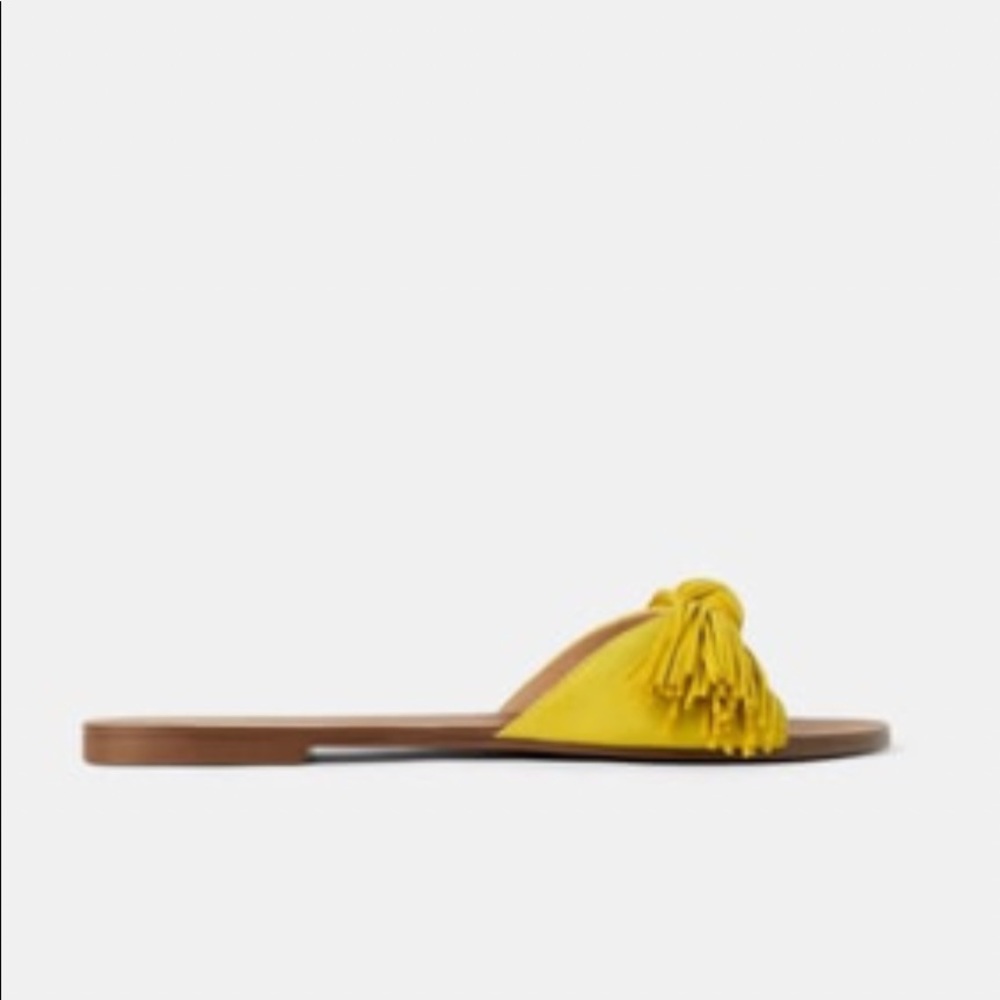 Flat Sandals with Fringe